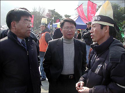 창원중부경찰서 관계자가 기자회견 직전인 13일 낮 12시 45분경 대책위 김창근 집행위원장을 만나 시가대 진정서 제출사실을 설명하고 있다. 